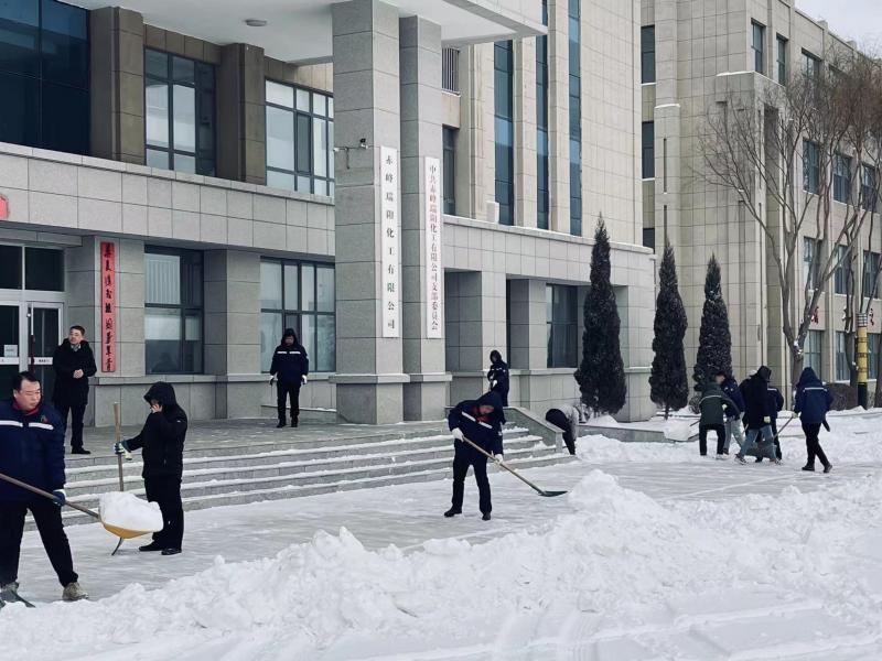 不畏嚴寒，除雪保安全出行